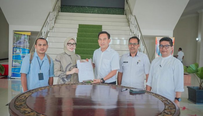 BRI Cabang Soasio salurkan bantuan hibah Mobil Ambulance kepada Pemda Haltim