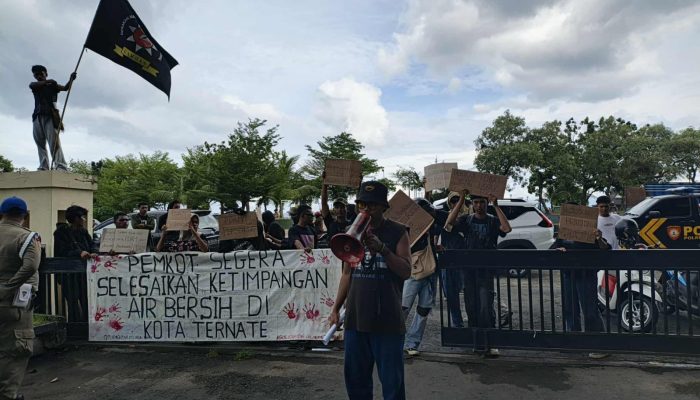 Gelar Aksi, Gamhas Malut Tuntut Pemkot Ternate Tuntaskan Krisis Air bersih.