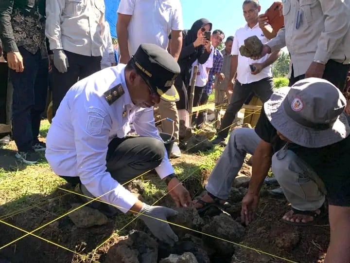 Prosesi Peletakan Batu Pertama oleh Wakil Bupati Halut Kasman Hi. Ahmad. Foto : Istimewa
