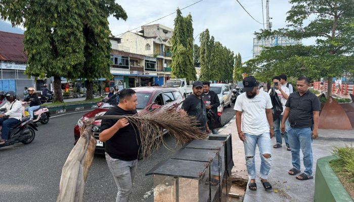 Jaga Wajah Kota, Sat-Intelkam Polres Ternate Bersihkan Pantai Falajawa