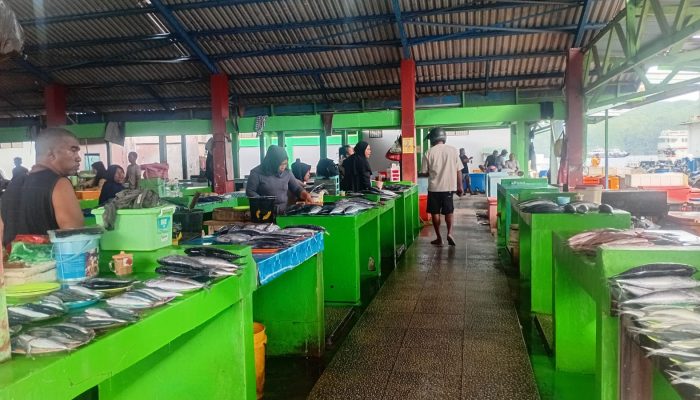 Telur Stabil, Harga Ikan dan Ayam Naik Jelang Ramadhan di Pasar Bastiong Ternate